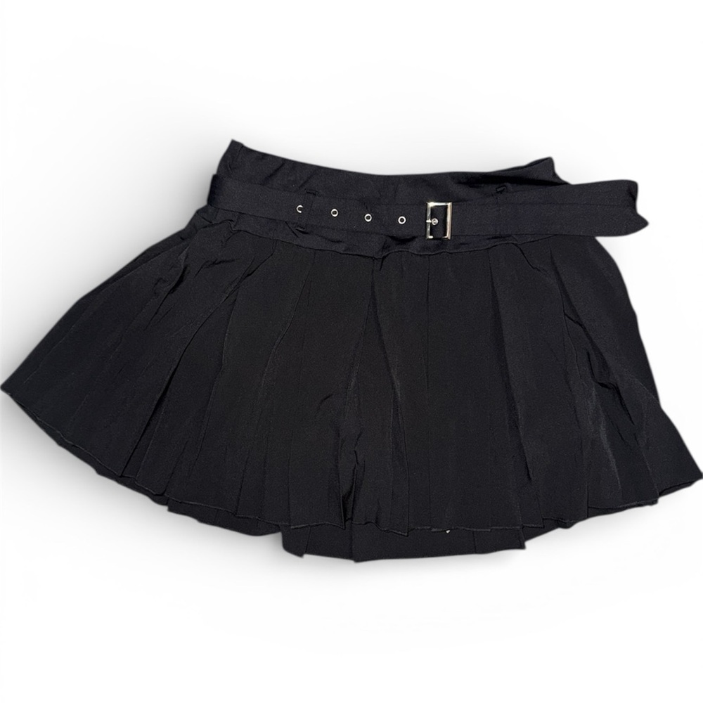 Halara 2 in 1 pleated skort with buckle belt medium NWT